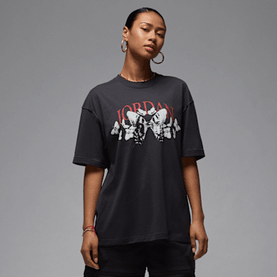 Jordan Women's Oversized Graphic T-Shirt. Nike IL